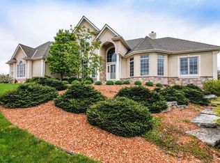 N88W27350 Meadow Ridge Dr, Hartland, WI 53029