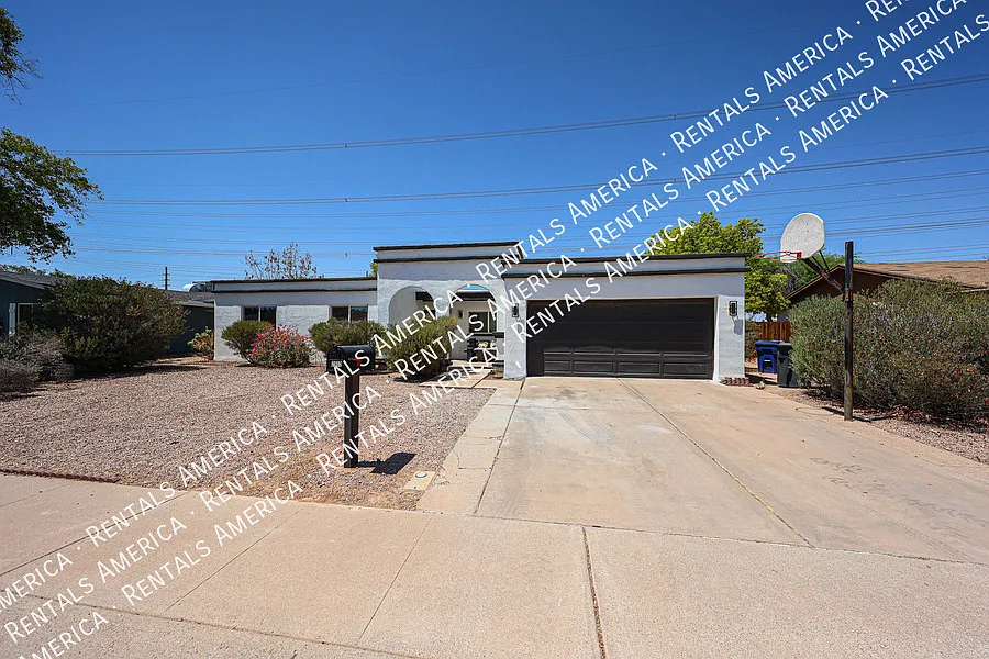 Beautifully updated single-level home — Photo 4