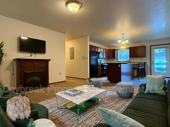 317 16th St S #4, Moorhead, MN 56560