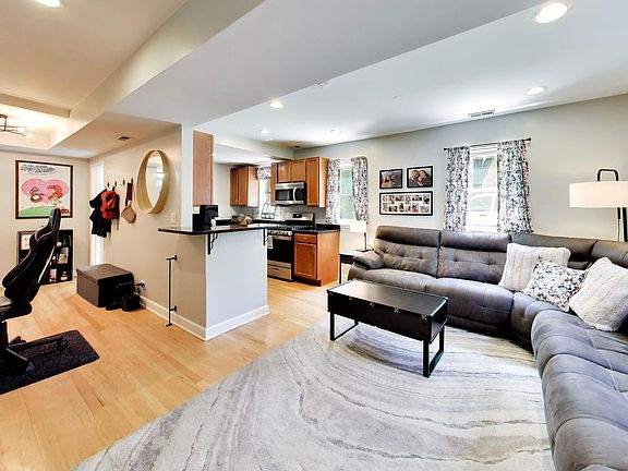 4th image of 6301 N Talman Ave #G