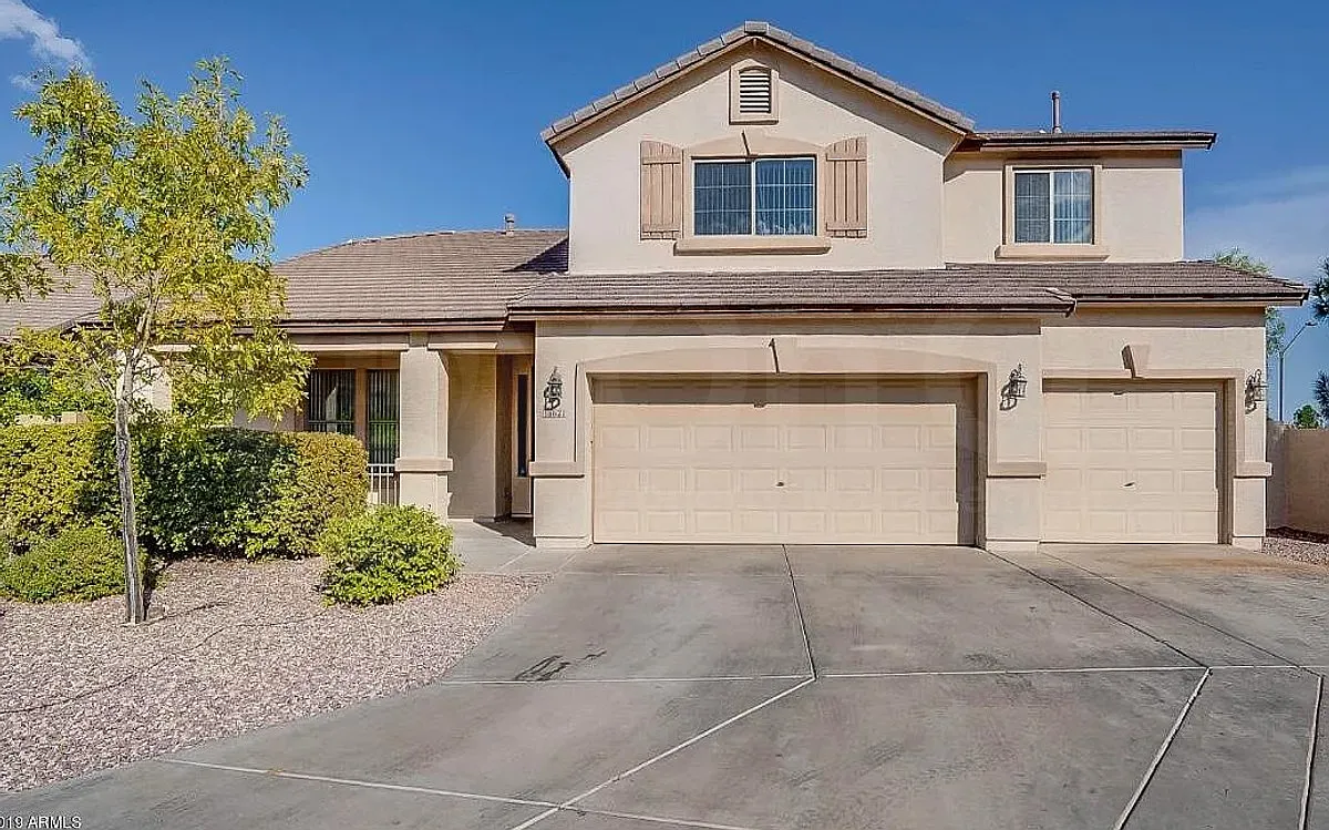 4 bed, 4.0 bath, 3300 sqft, $2,799 — Photo 1