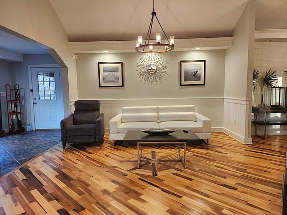 3rd image of 932 Hayes Rd