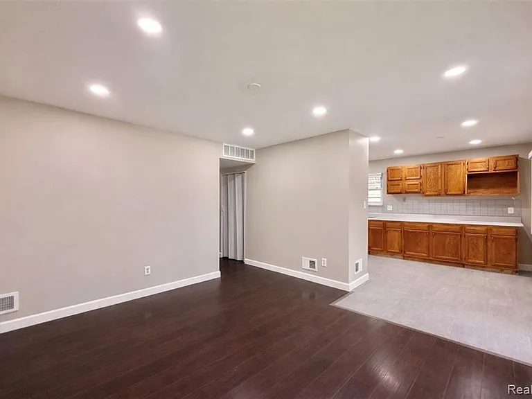 17245 Ivanhoe St — Photo 3