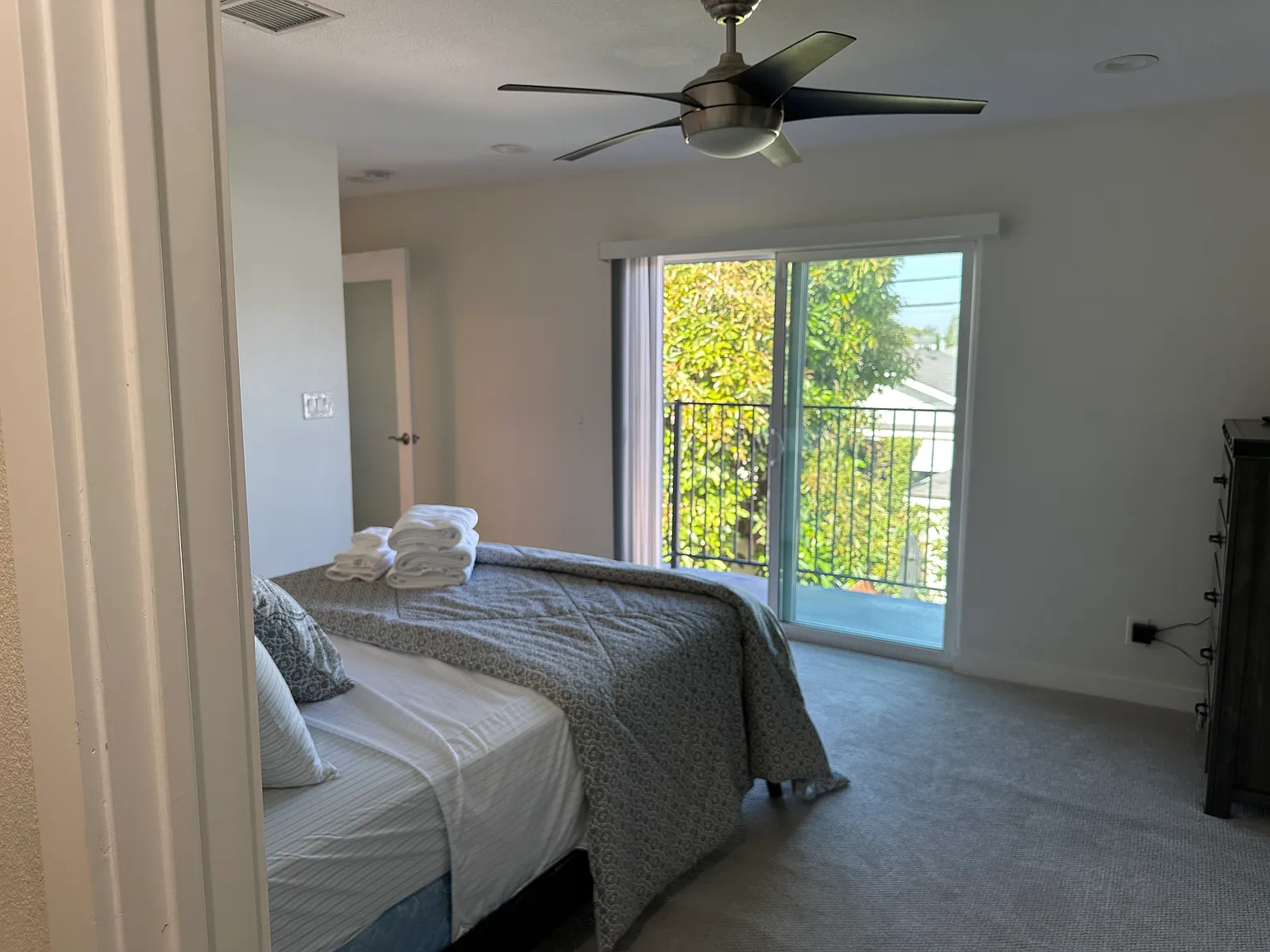4 bed, 2223 sqft, $4,500 — Photo 2