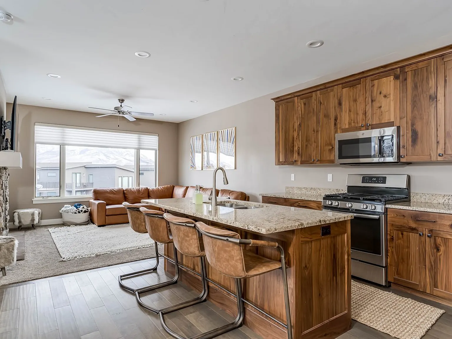 4 bed, 4.5 bath, $5,000 — Photo 2