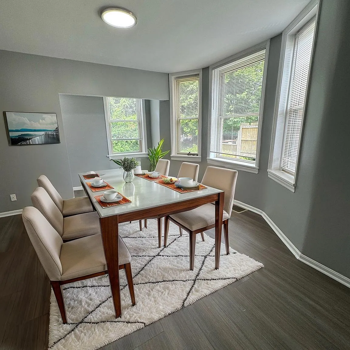 6 bed, 2150 sqft, $3,200 — Photo 2