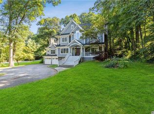 27 Fleets Cove Rd, Huntington, NY 11743