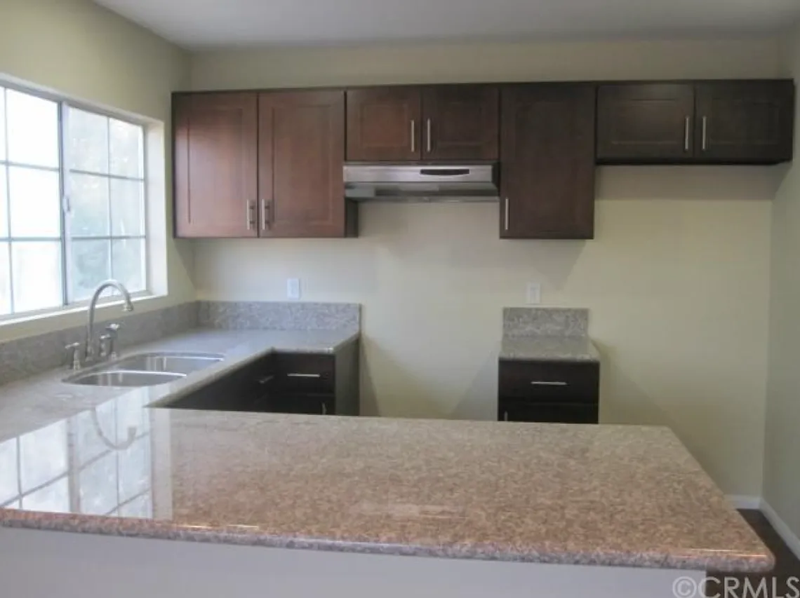 3 bed, 1100 sqft, $2,900 — Photo 3