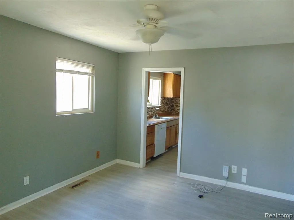 3 bed, 1.0 bath, 936 sqft, $1,400 — Photo 2