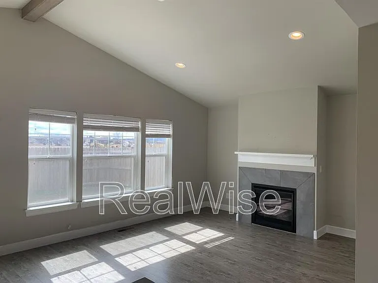 474 NE Oak Ave — Photo 5