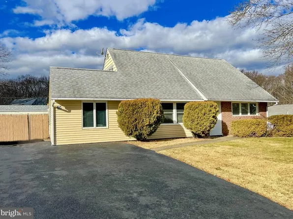 75 Vermillion Dr, Levittown, PA 19054