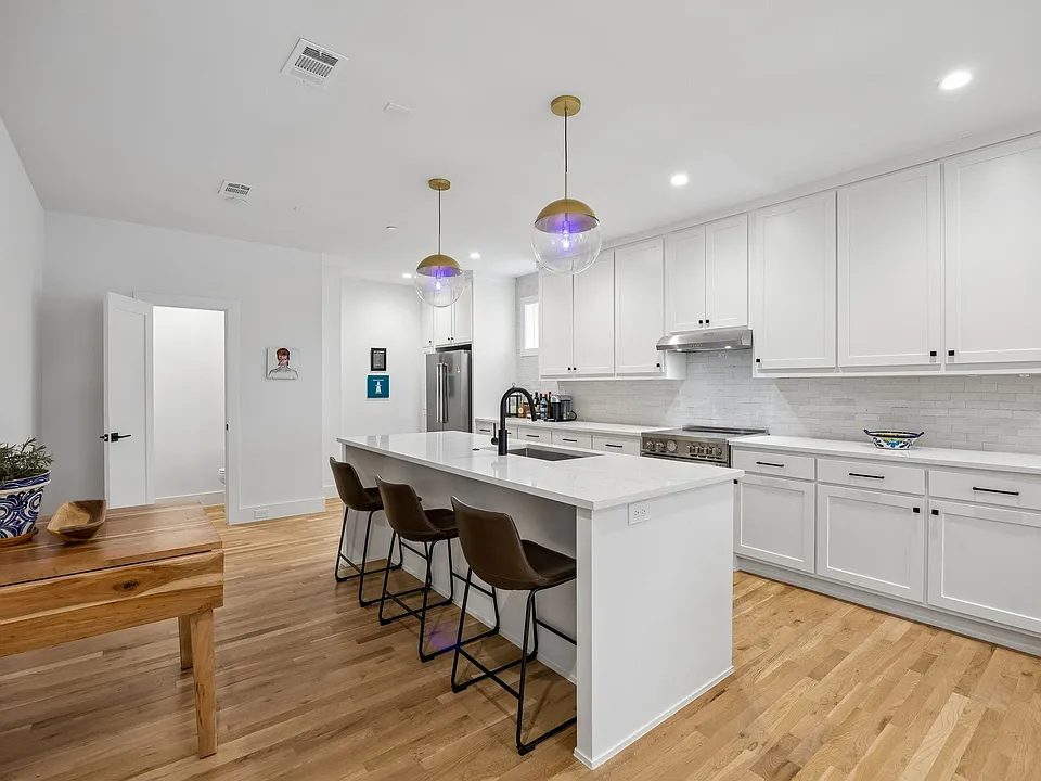 7207 Gaston Ave #903