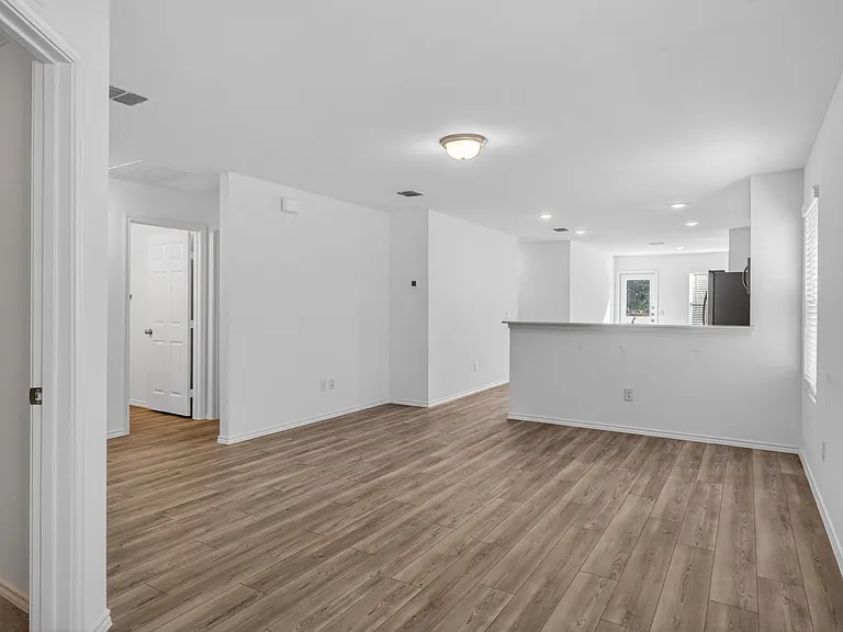 605 Grenada Lake Dr — Photo 9