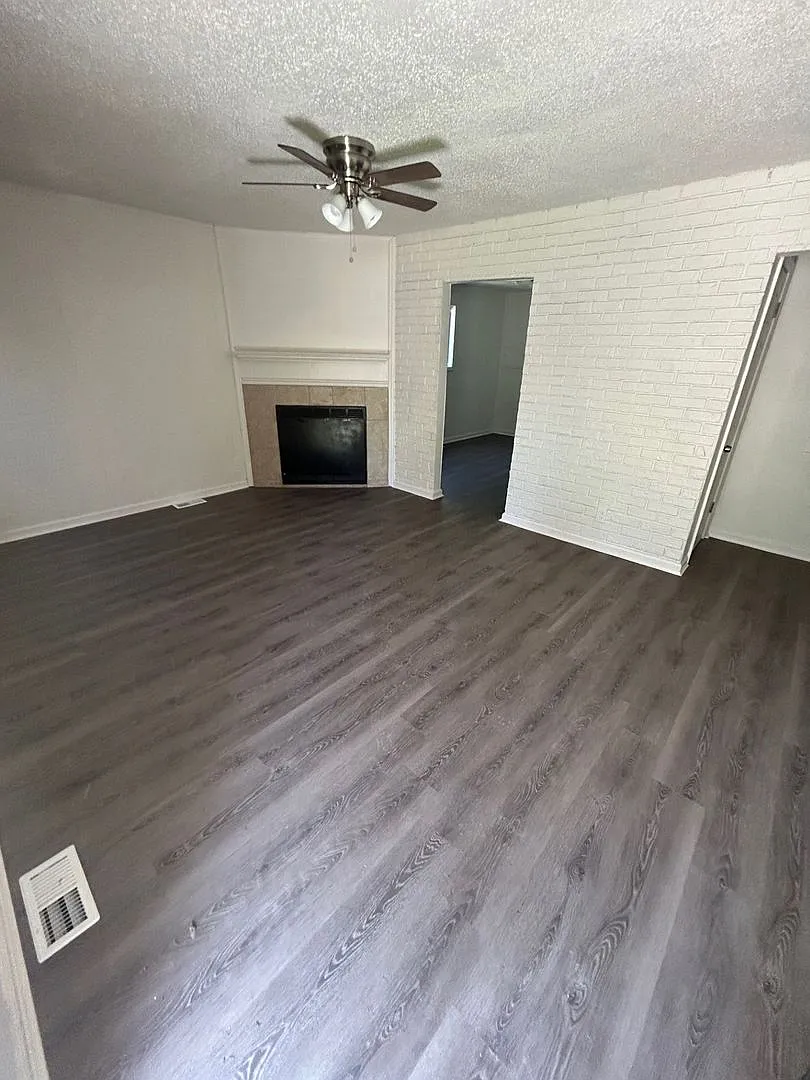For Lease — Photo 4