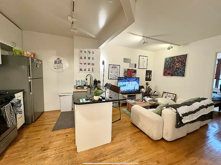 190 E 7th St #402 — Photo 11