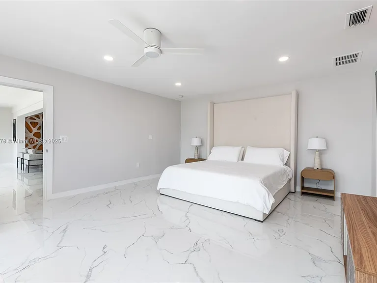 21230 NE 25th Ct — Photo 17