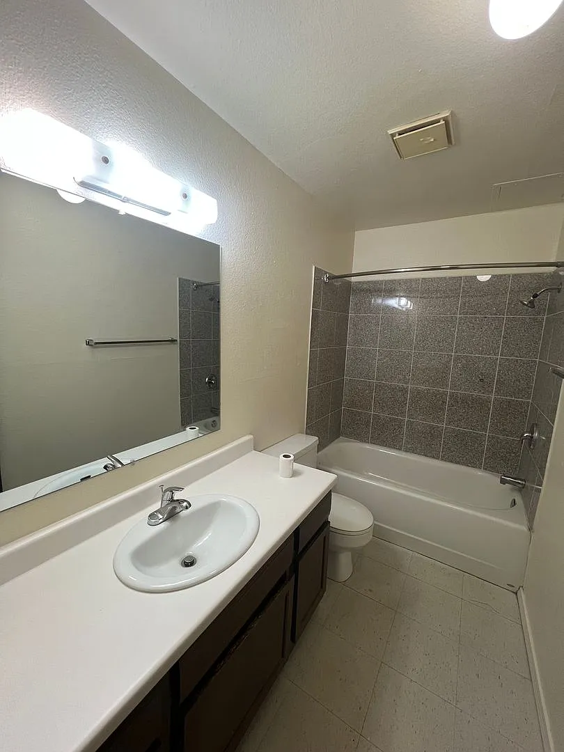 Hilltop House Apartments — Photo 4