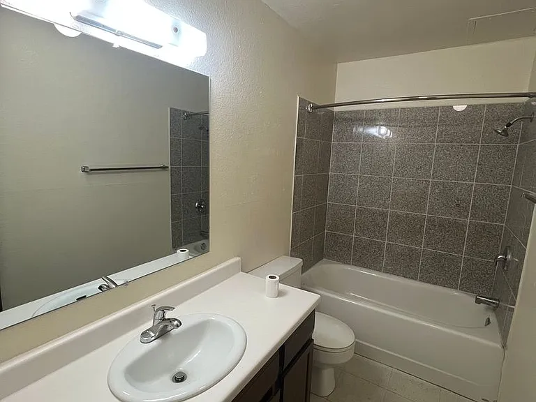 Hilltop House Apartments — Photo 5