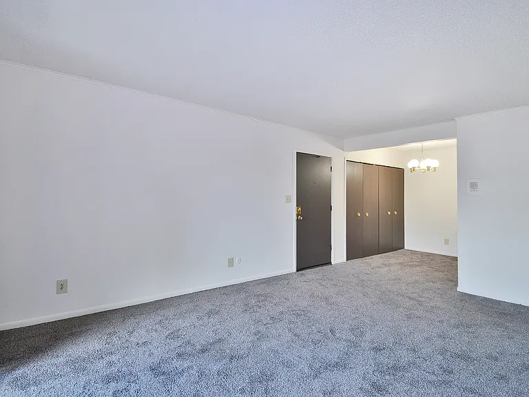 Carriage House Apartments — Photo 14