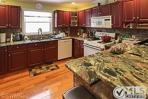 4th image of 6188 E Division St
