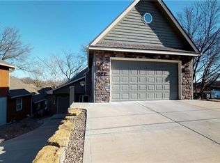 327 NW North Shore Dr, Lake Waukomis, MO 64151