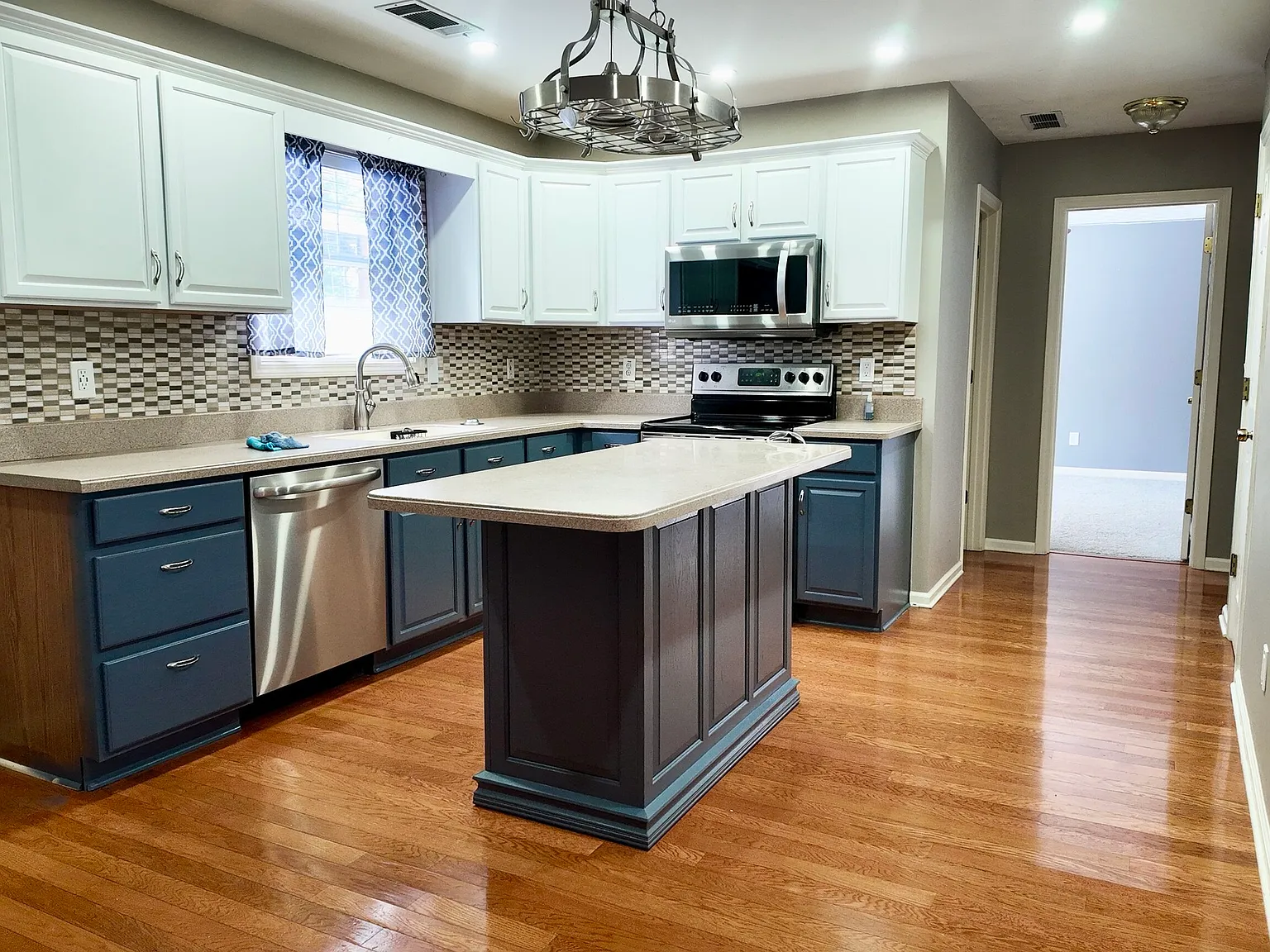 3 bed, 3.0 bath, 2323 sqft, $2,300 — Photo 3