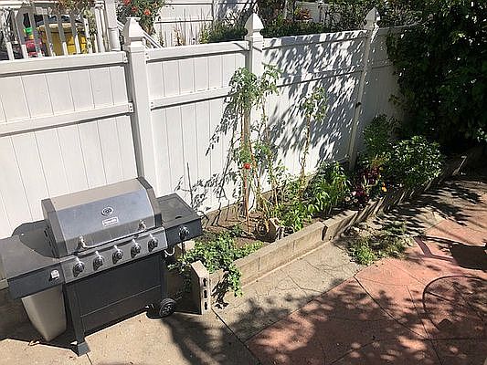 3rd image of 1494 Jefferson Ave #1