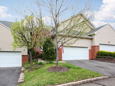 35 Leonard Ter, Roseland, NJ, 07068