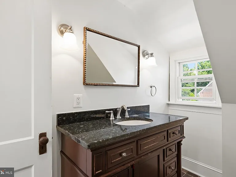 214 E University Pkwy — Photo 53