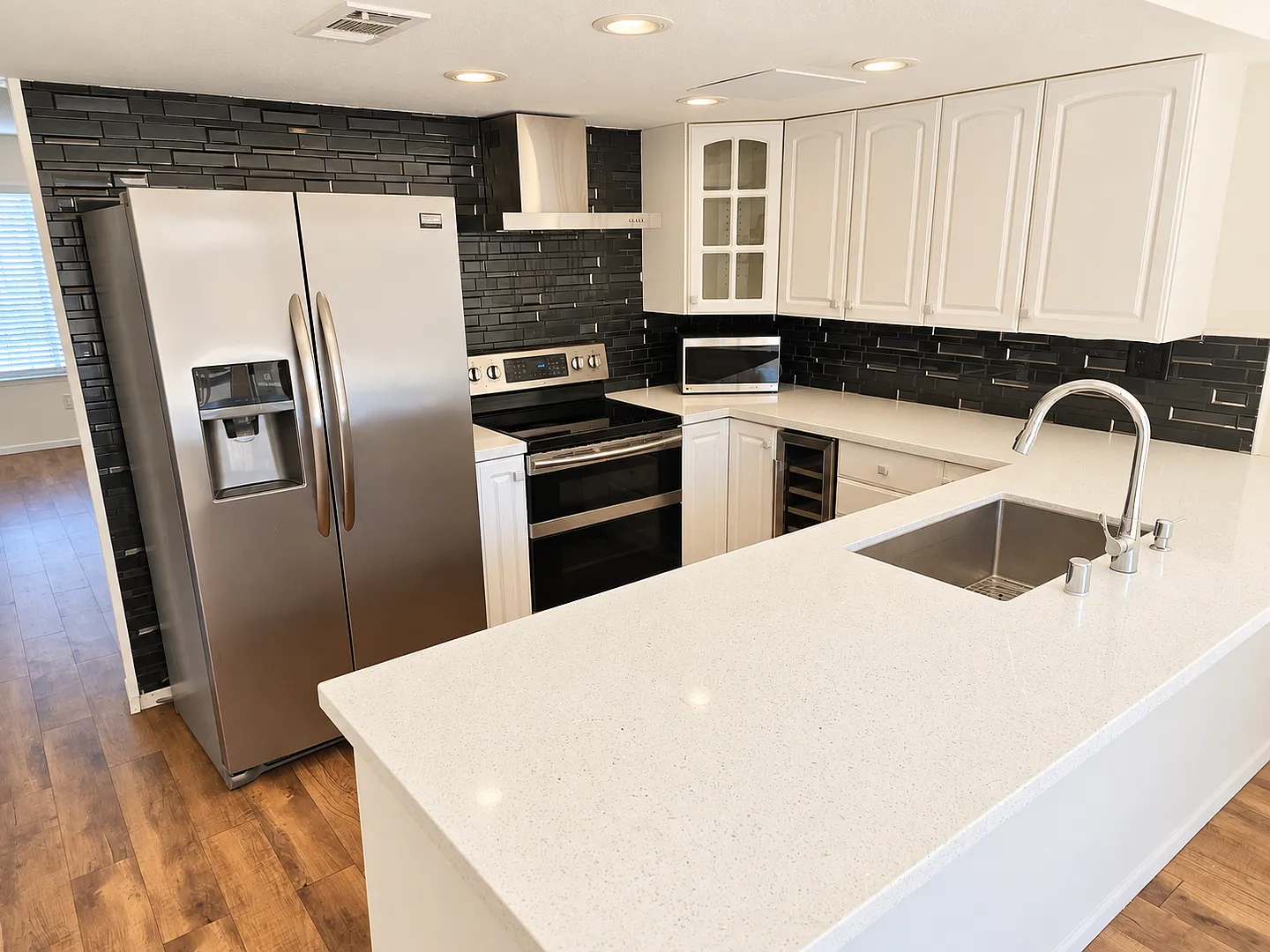 Spacious Townhome in Desirable Cypress Glen Community - Available now — Photo 4