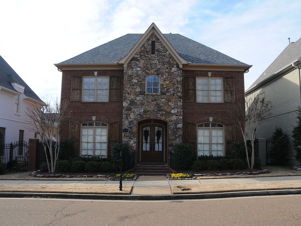 1st image of 4573 W Woodlawn Cir