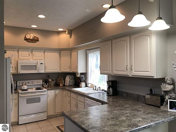 5th image of 540 Belanger Ln