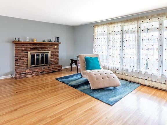 3rd image of 844 Edgewater Dr