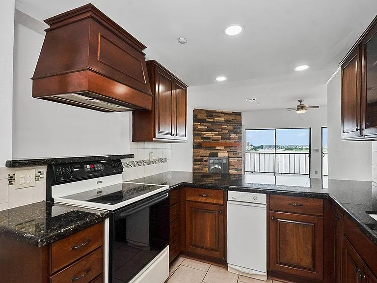 401 Lakeside Ln #311 — Photo 4