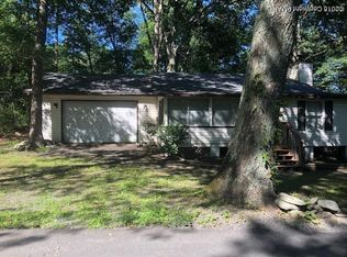 4109 NW Maple Dr, Bushkill, PA 18324