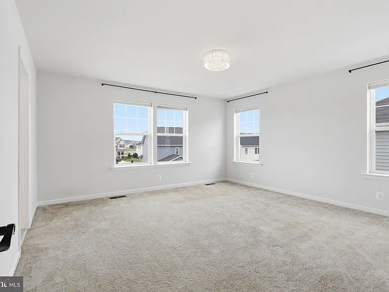10302 Spotswood Dr — Photo 22