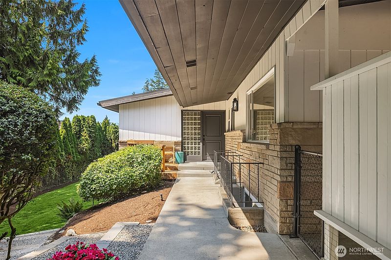 3rd image of 11215 Champagne Point Road NE