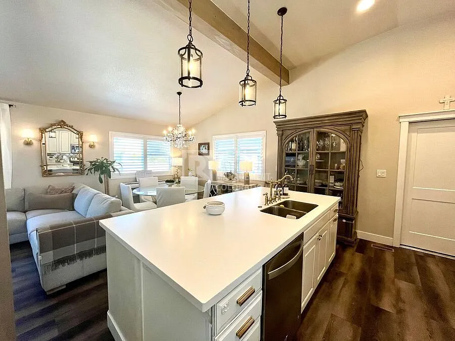 Beautiful centrally located home — Photo 3