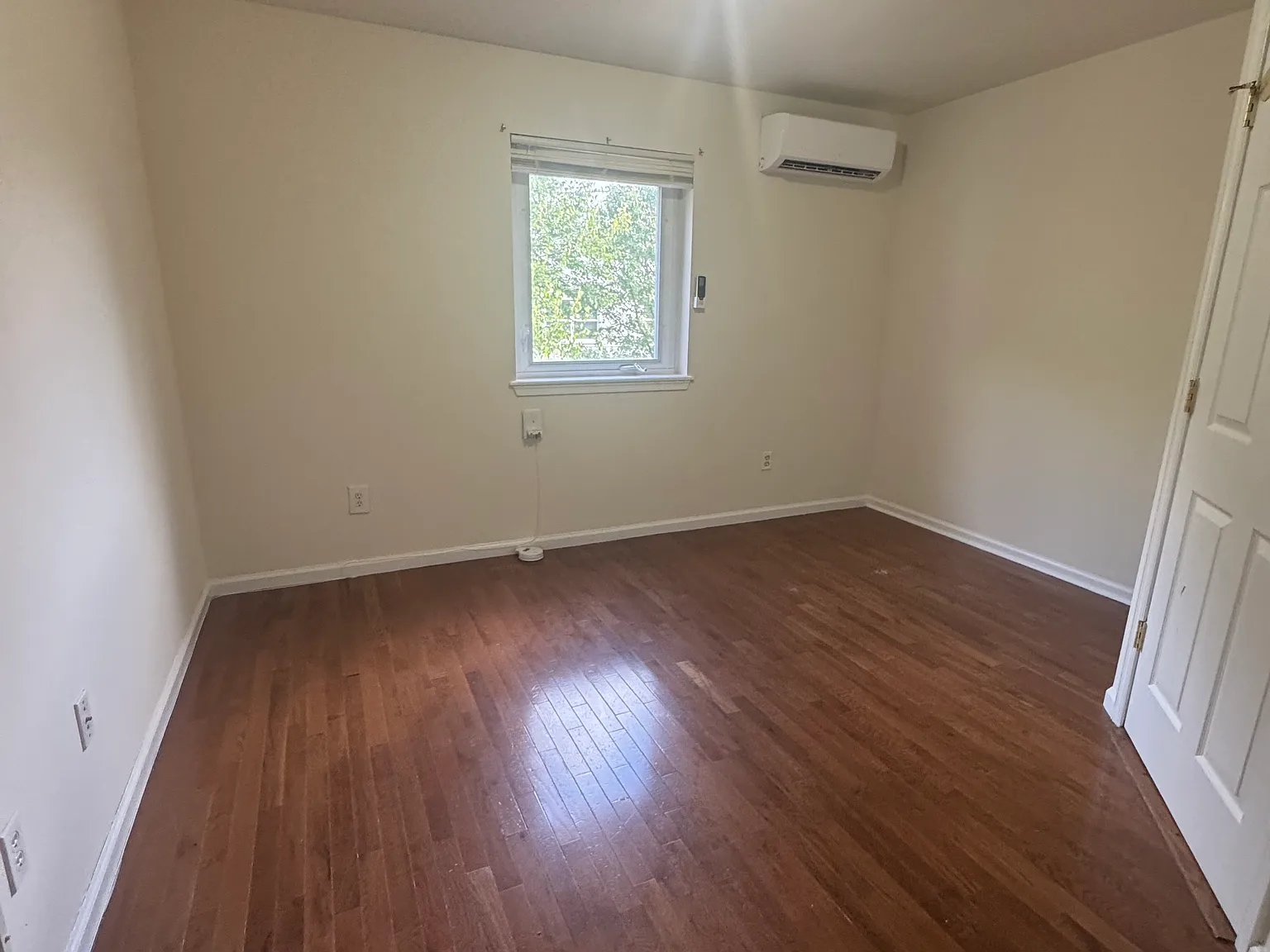 5 bed, 1000 sqft, $1,600 — Photo 2