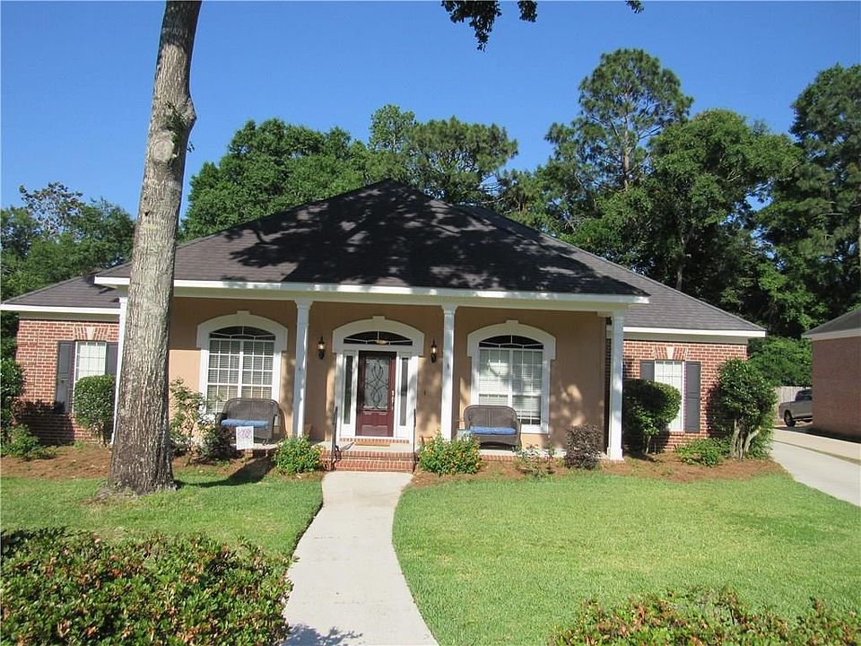 Dignified home in popular Savannah Trace with handsome detailing throughout! There are so many popular amenities to enhance your living pleasure.  Call for an appointment today.