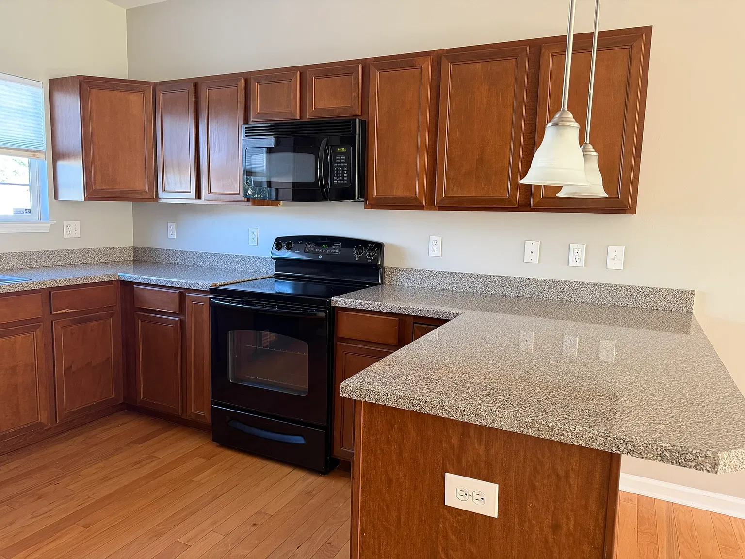 3 bed, 2.5 bath, 1489 sqft, $1,800 — Photo 3