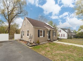 27 Balfour Dr, Springfield, MA 01118