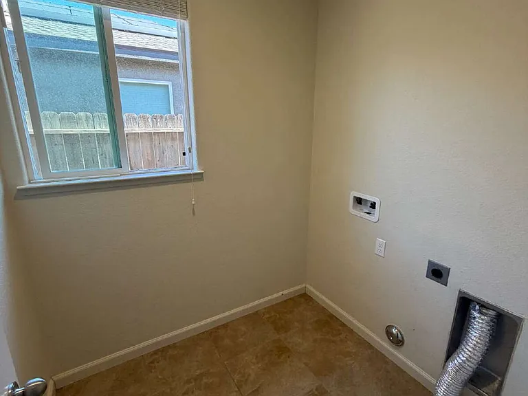 4476 Lindsey Ln — Photo 3