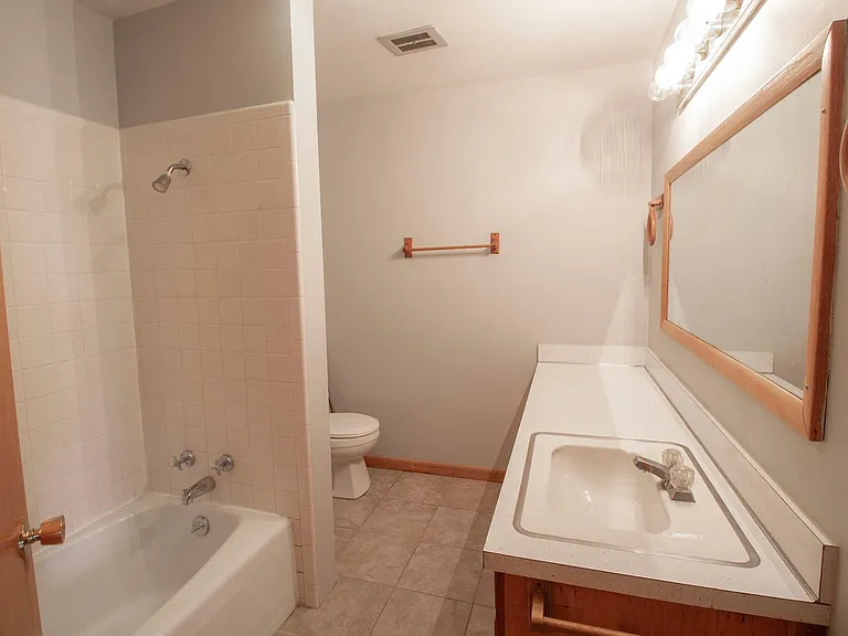 1303 Smiley Ln — Photo 8