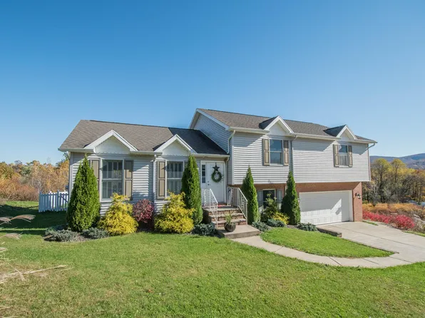 24 Musket Dr, Hanover Township, PA 18706