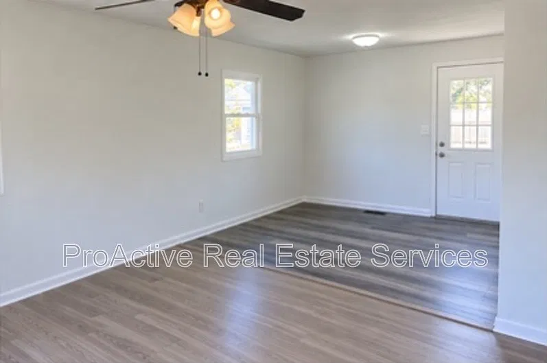 3 bed, 1.0 bath, 839 sqft, $1,560 — Photo 4