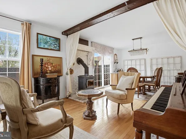 136 Packham Ct, Telford, PA 18969