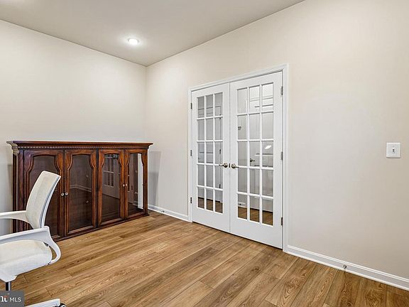 4th image of 198 Ellery St