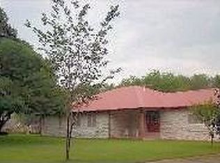 212 Fawn Ln, Floresville, TX 78114