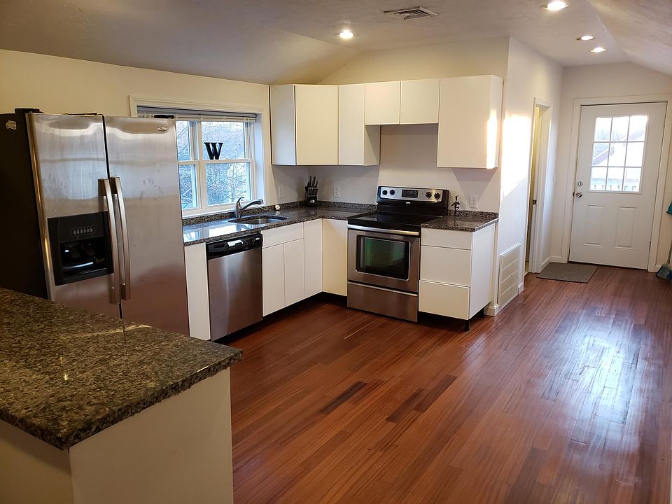 1st image of 171 Pleasant St APT 3